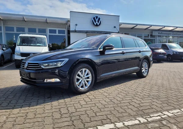 pomorskie Volkswagen Passat cena 68500 przebieg: 162425, rok produkcji 2017 z Człuchów